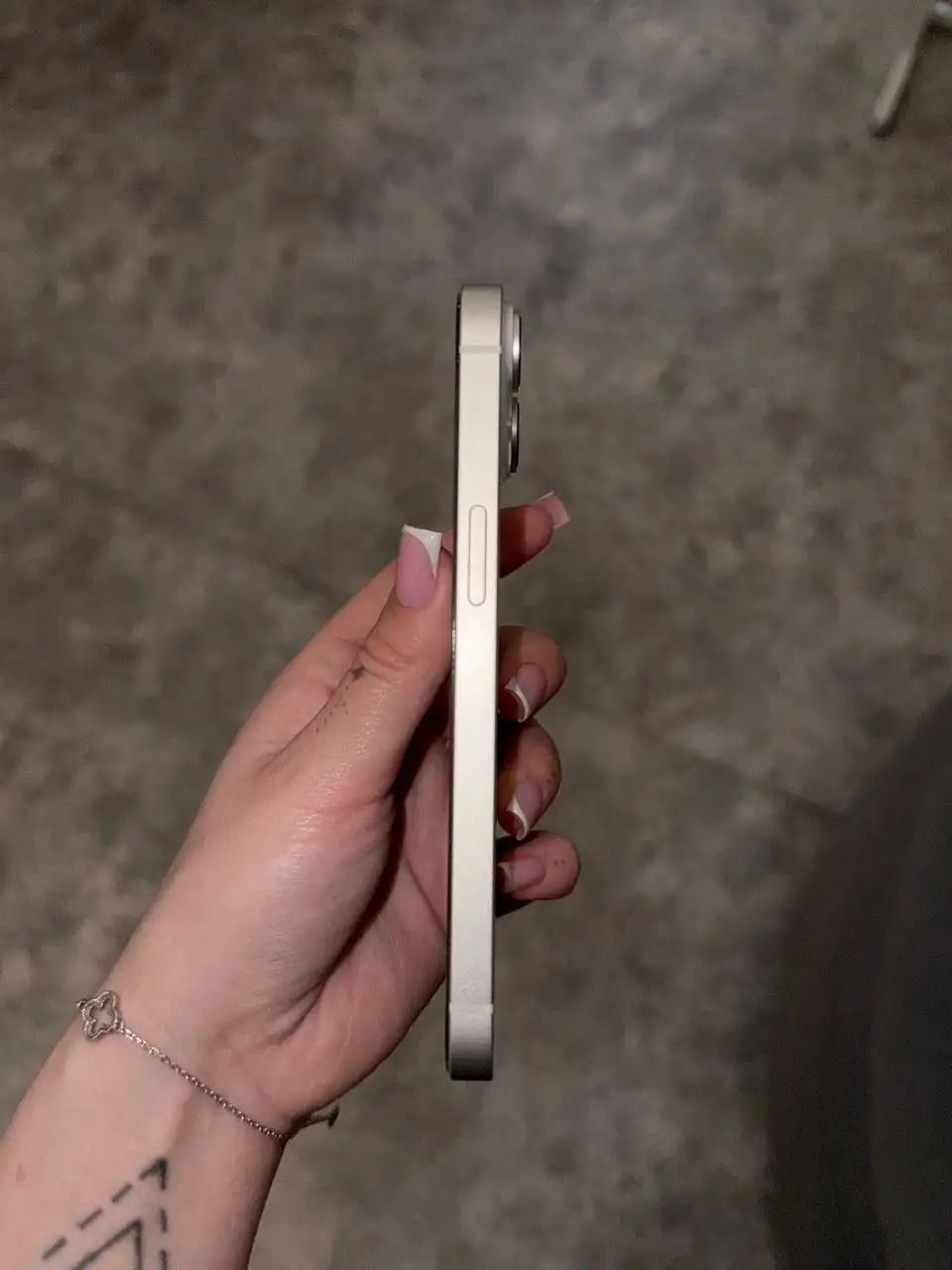 iPhone 14 белый - Мобильные телефоны (Электроника) в Владивосток