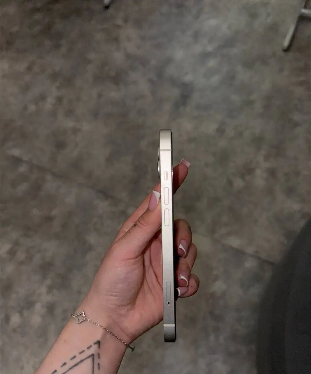 iPhone 14 белый - Мобильные телефоны (Электроника) в Владивосток