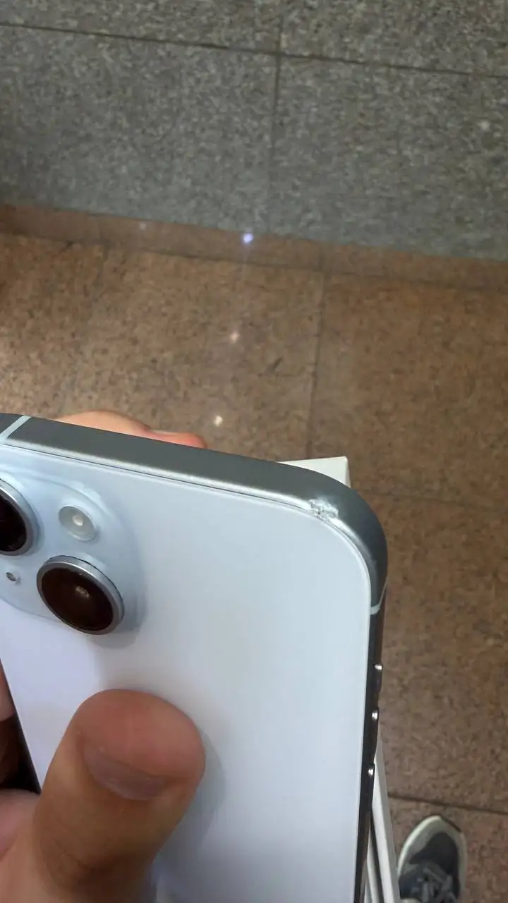 iPhone 15 256GB с вмятиной на корпусе - Мобильные телефоны (Электроника) в Владивосток