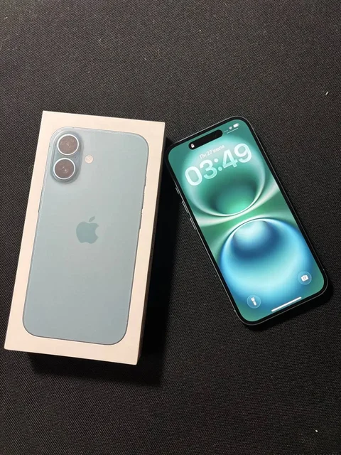 iPhone 16 128 гб в отличном состоянии - Умные часы в Владивосток