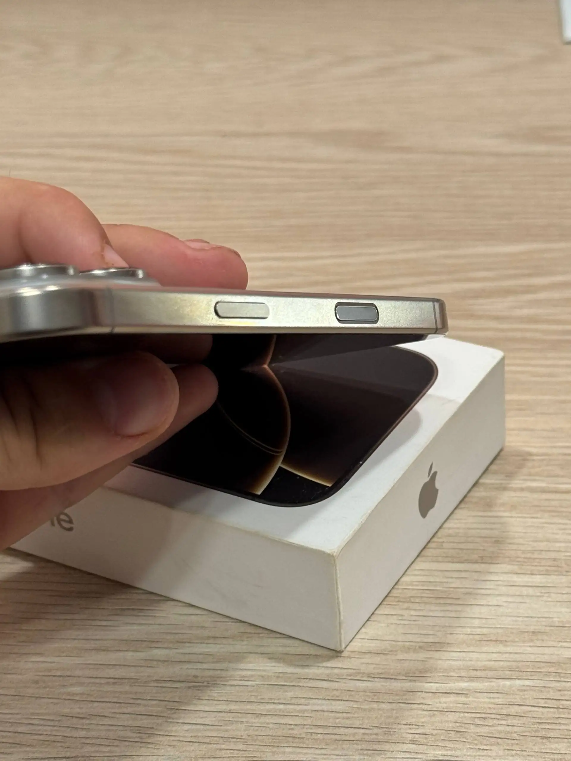 Продам iPhone 16 Pro 128GB Natural Titanium - Телефоны (Электроника) в Неизвестно