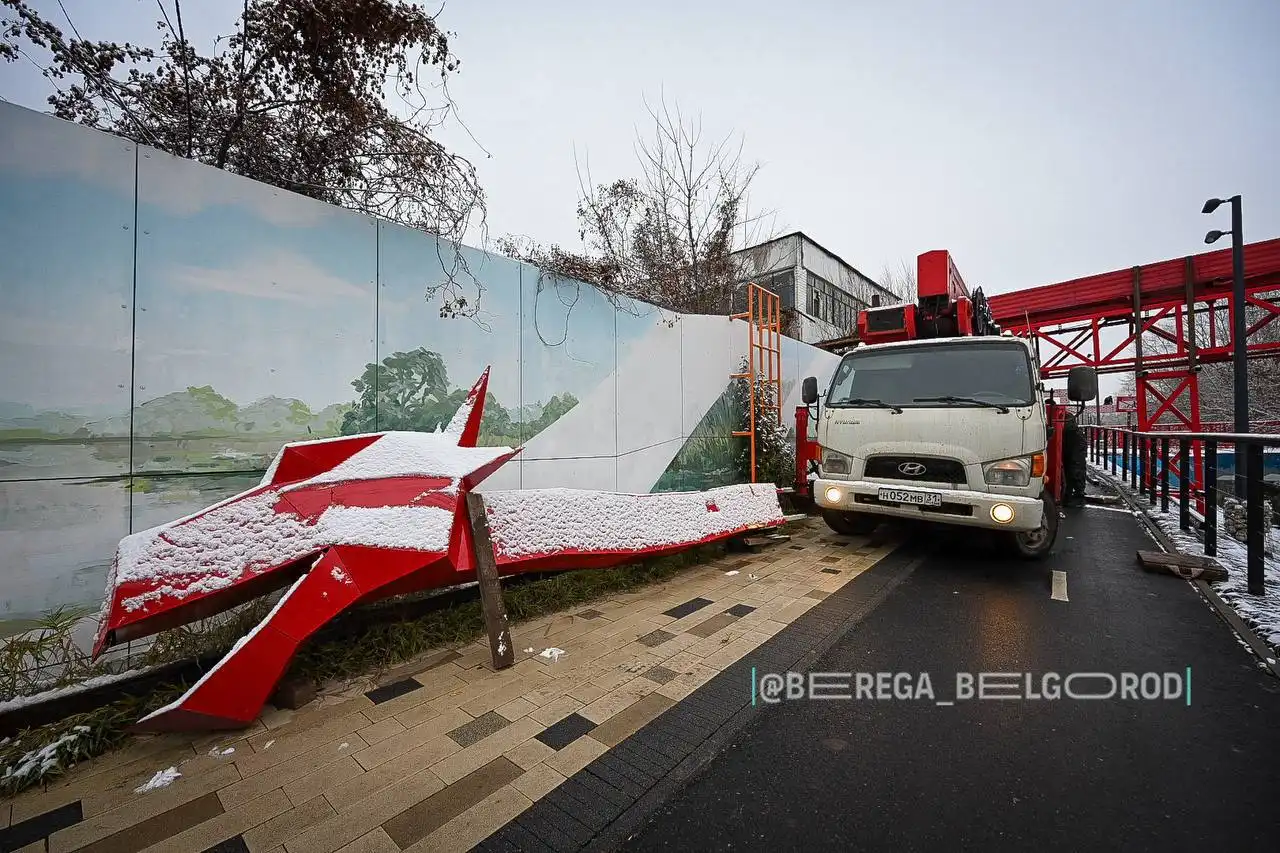 Новая металлическая скульптура на Берегах