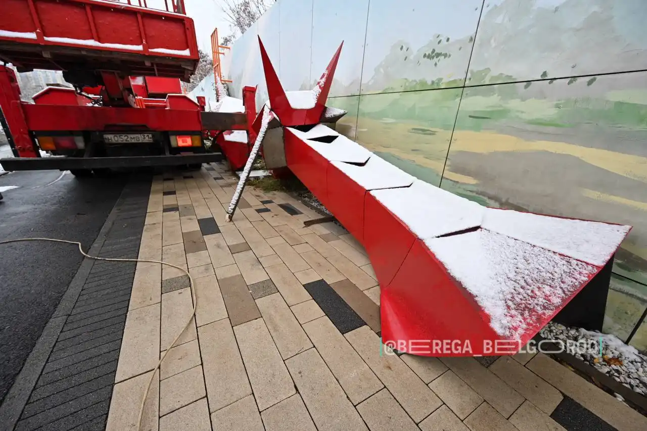 Новая металлическая скульптура на Берегах