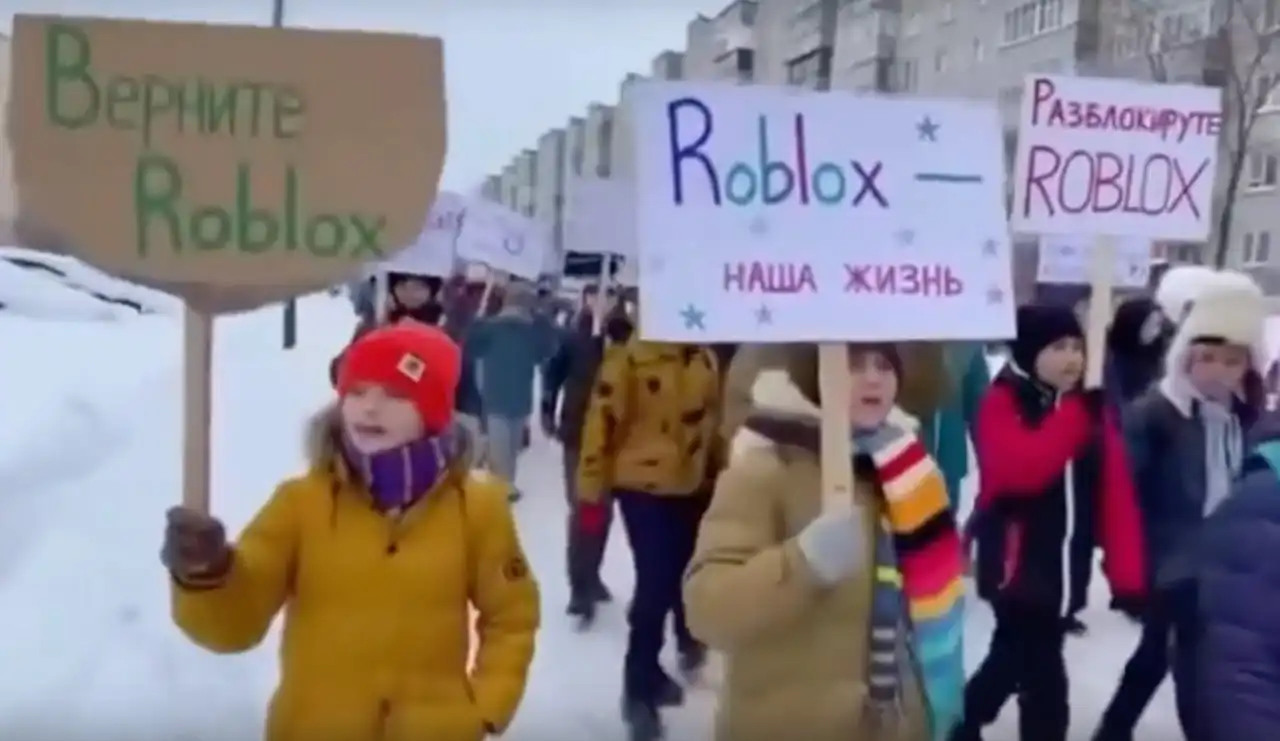 Пикет школьников против блокировки Roblox в Томске