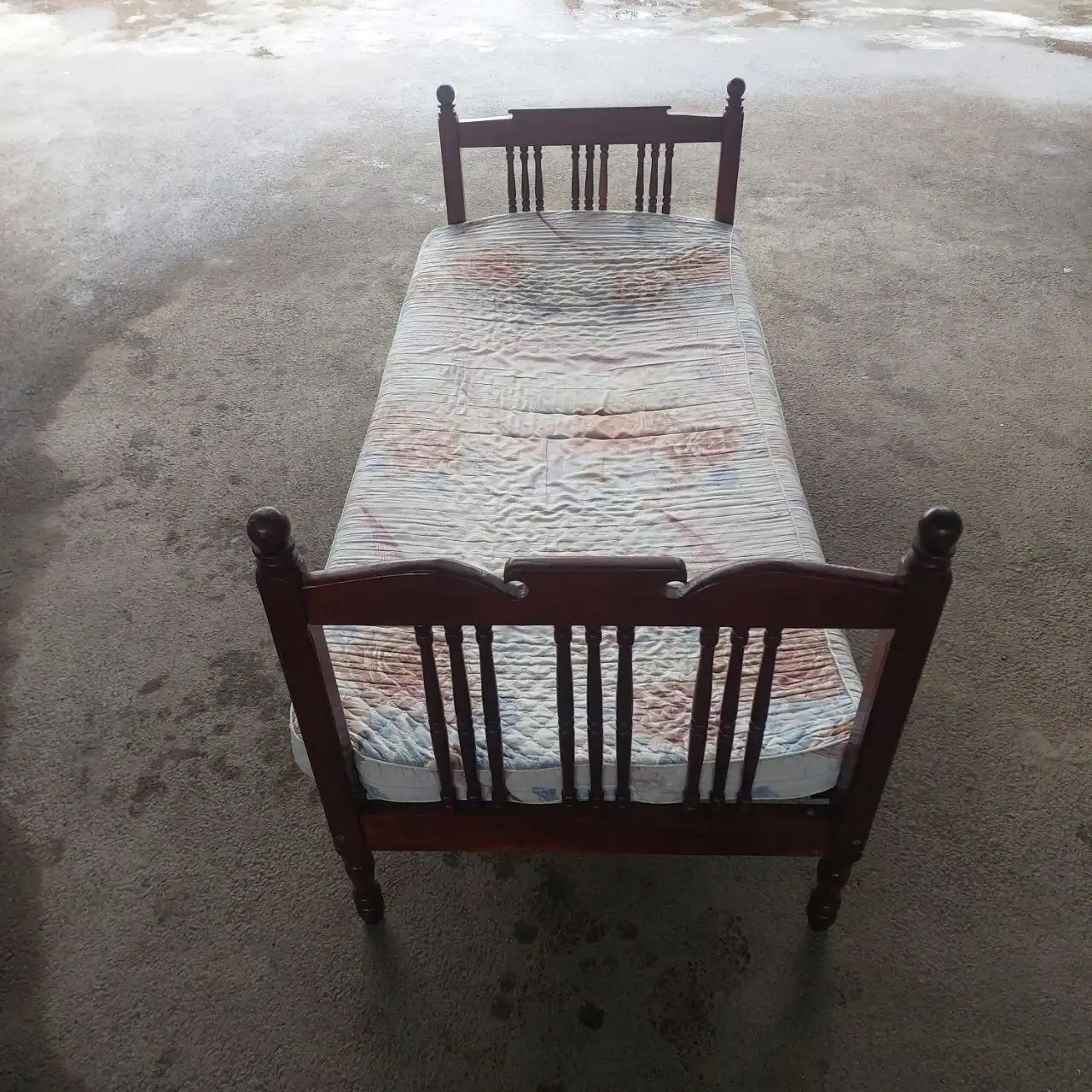 Продажа б/у кроватей из красного дерева с матрасом - Мебель (Для дома и дачи) в Георгиевск