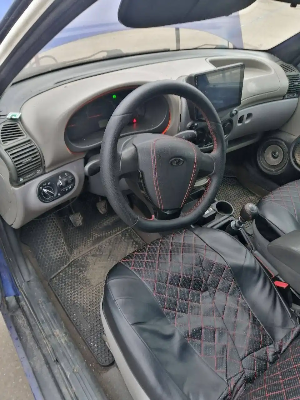 Продажа автомобиля Lada Kalina 2011 года с тюнингом