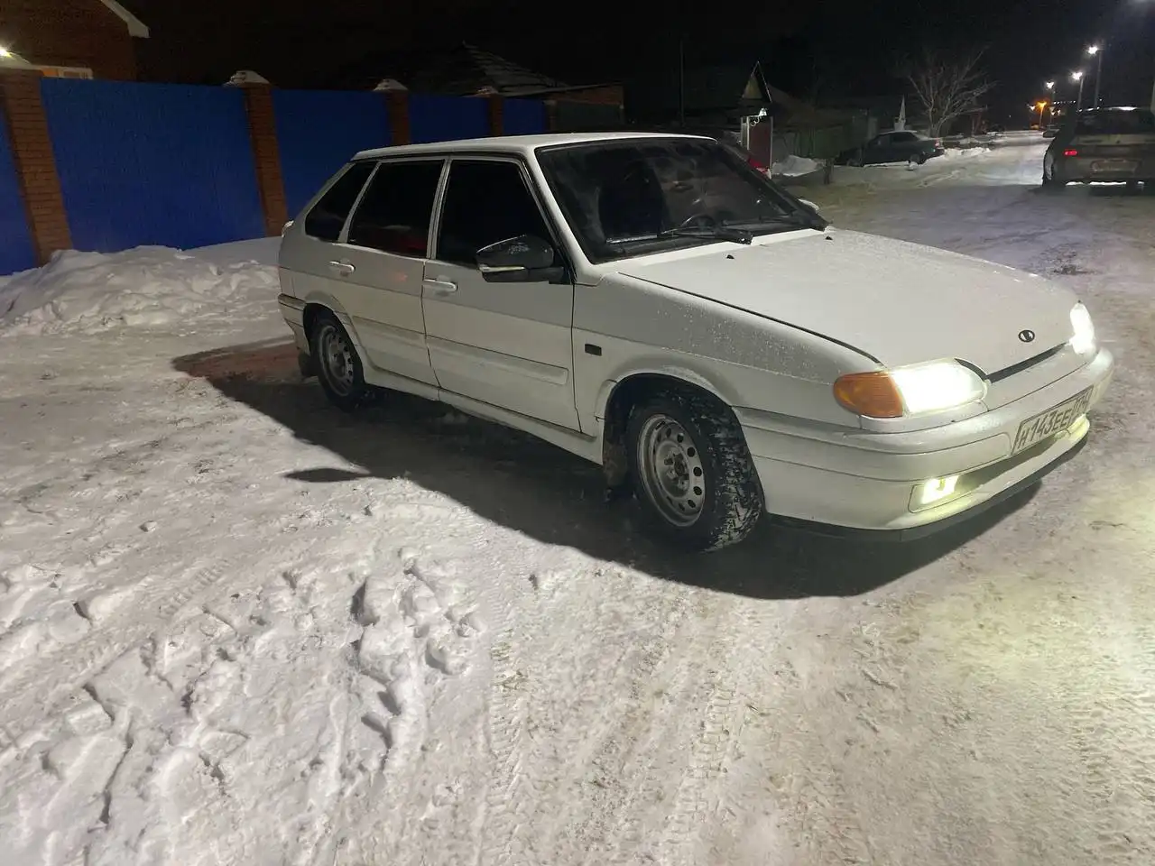 Автомобиль 2011 года с хорошей аудиосистемой, передний стакан чуть пошел