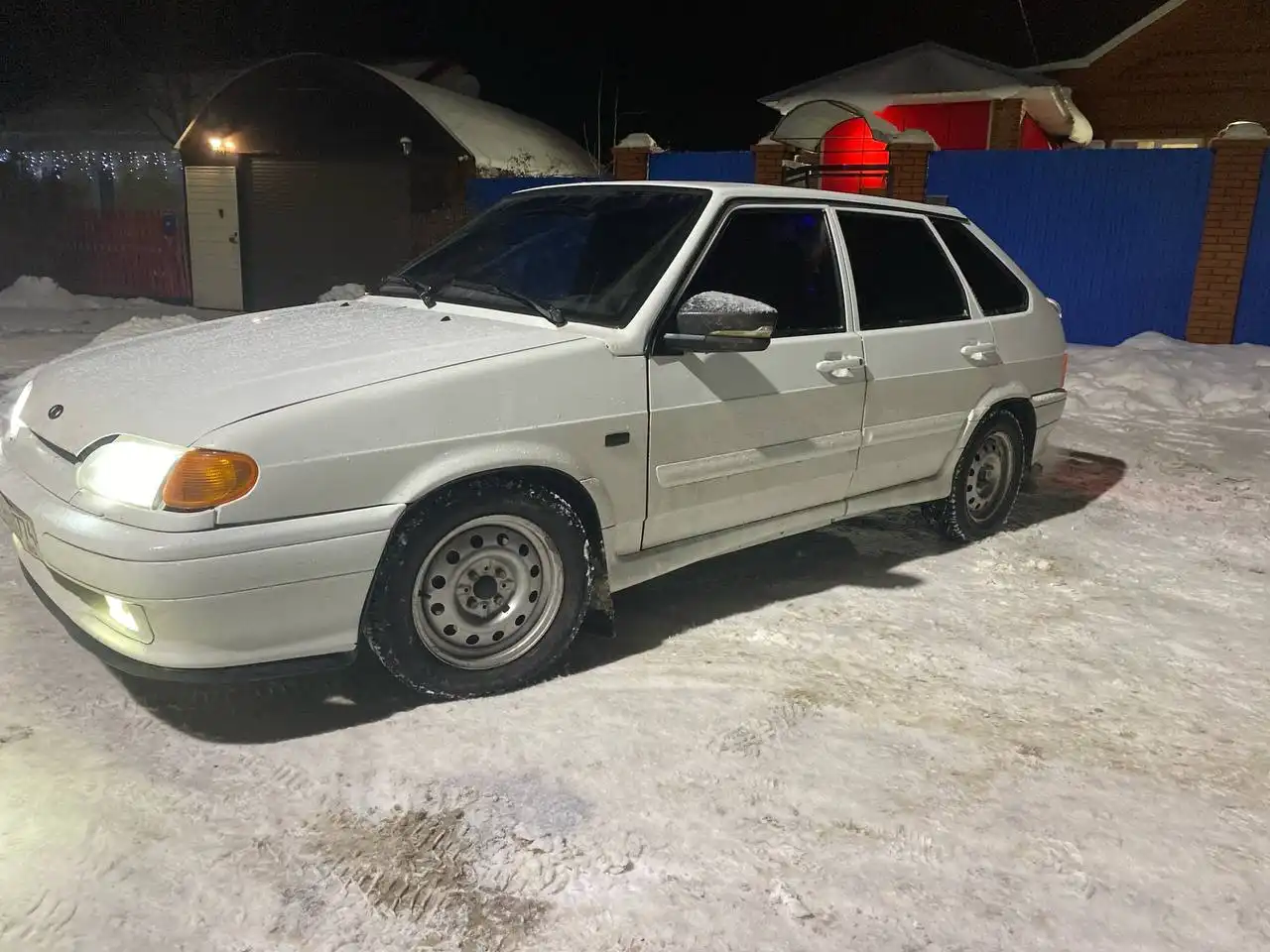 Автомобиль 2011 года с хорошей аудиосистемой, передний стакан чуть пошел