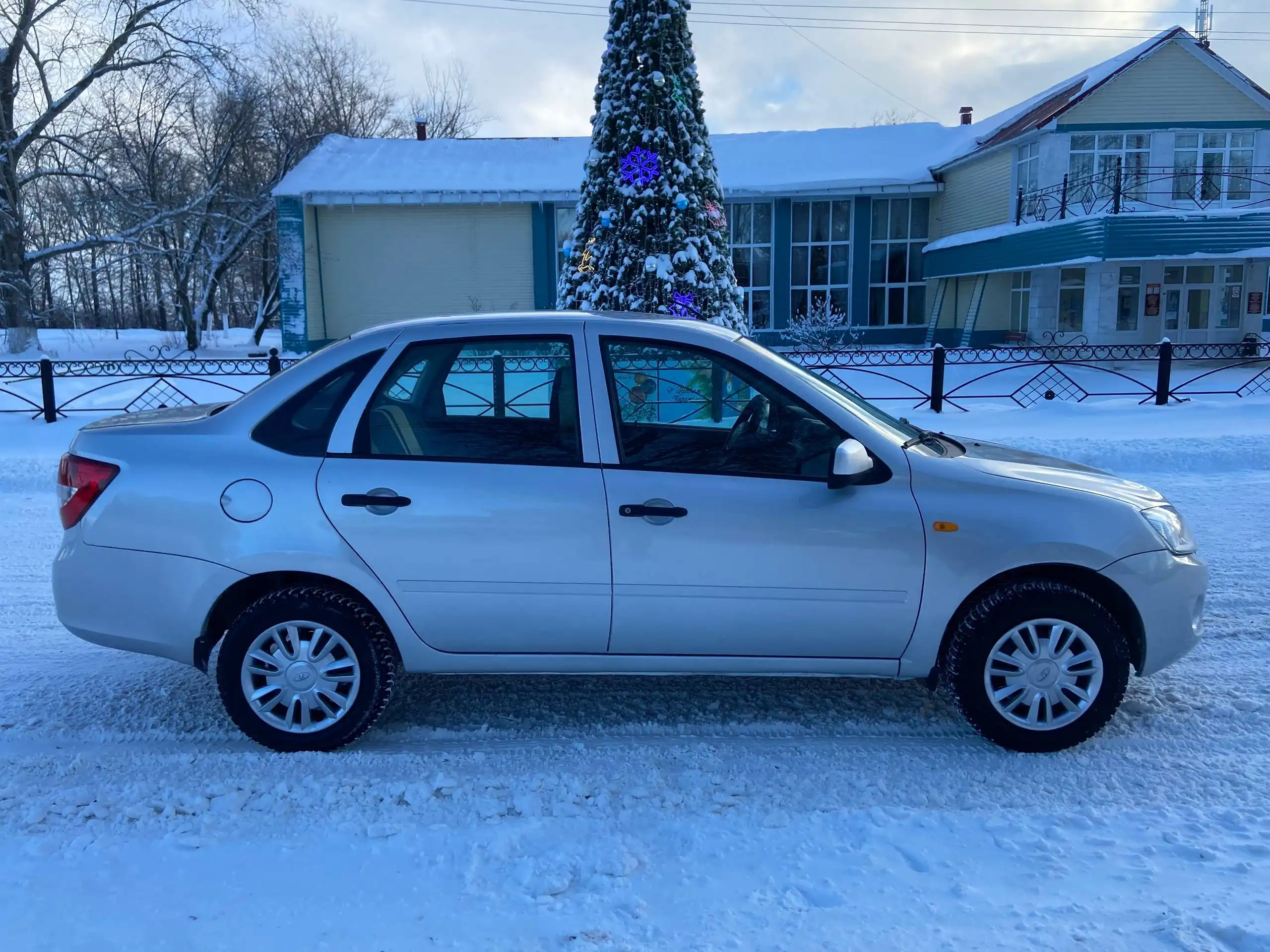 Продам Lada Granta 2015 года, 1 владелец, хорошее состояние