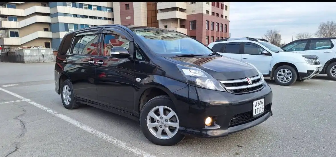 Toyota Isis 2010 год 7 мест - Легковые автомобили (Авто) в Самара