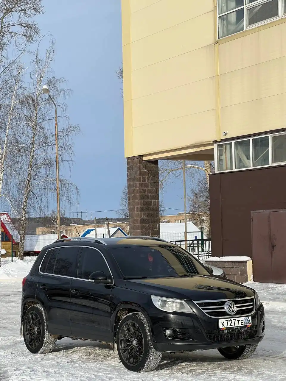 Volkswagen Tiguan 2011 2.0 автомат с зимним и летним комплектами колес - Легковые автомобили (Авто) в Уфа