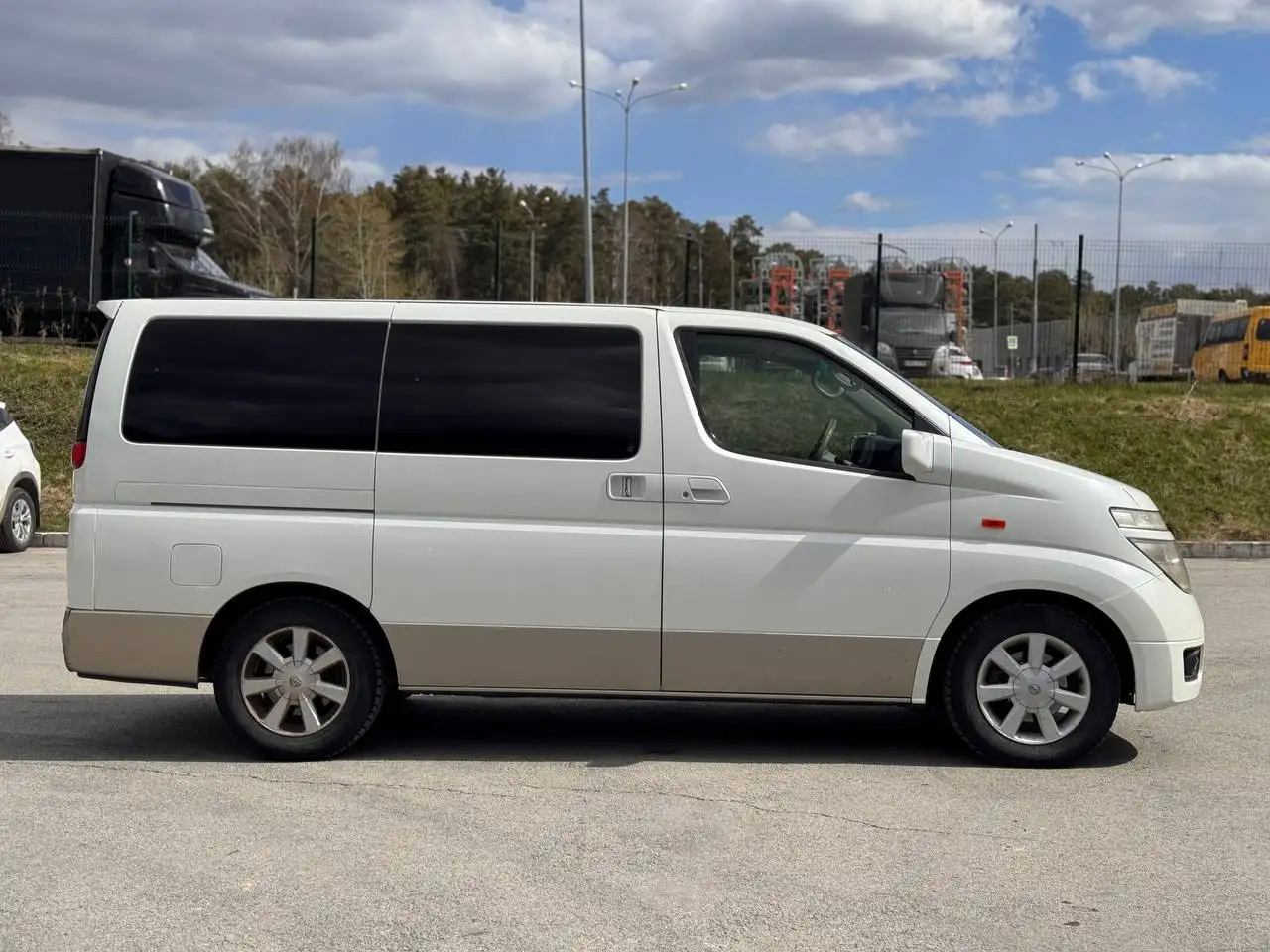 Nissan Elgrand 2003 продажа - Минивэны (Авто) в Екатеринбург