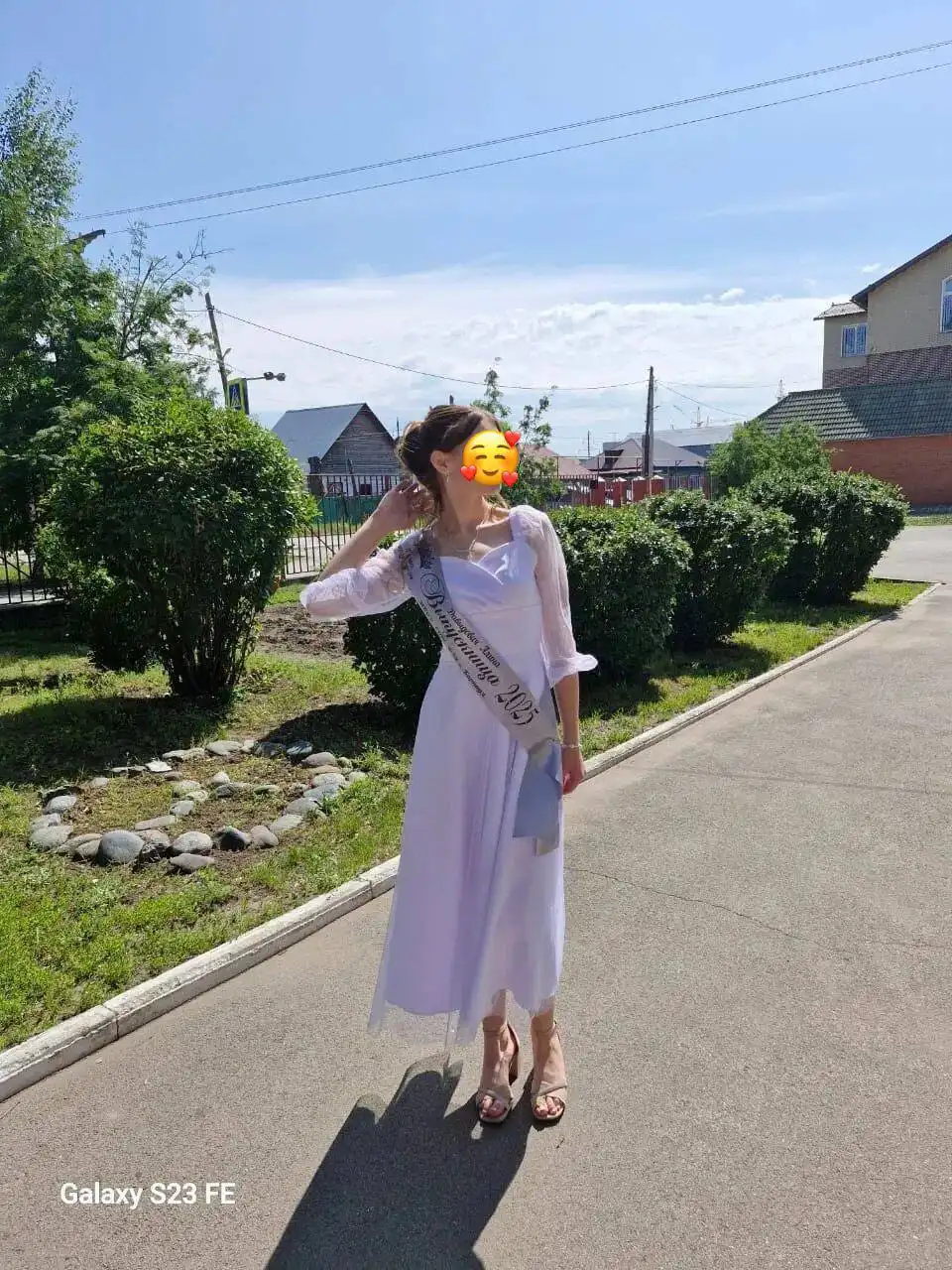 Женское вечернее платье и выпрямитель для волос