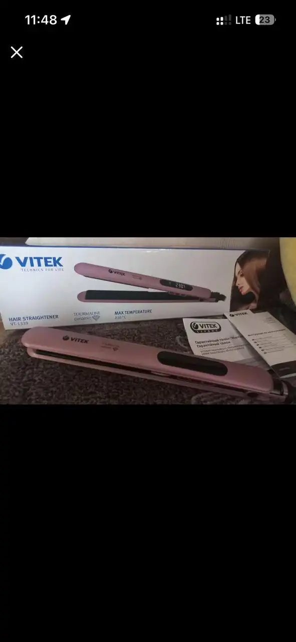 Женское вечернее платье и выпрямитель для волос