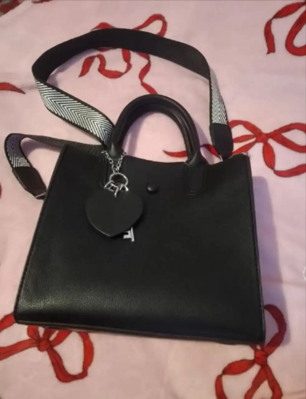 Продам женскую сумку через плечо черного цвета