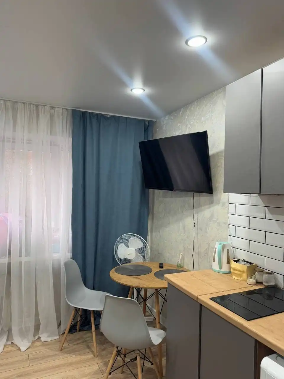 Студия в центре города с ремонтом и мебелью