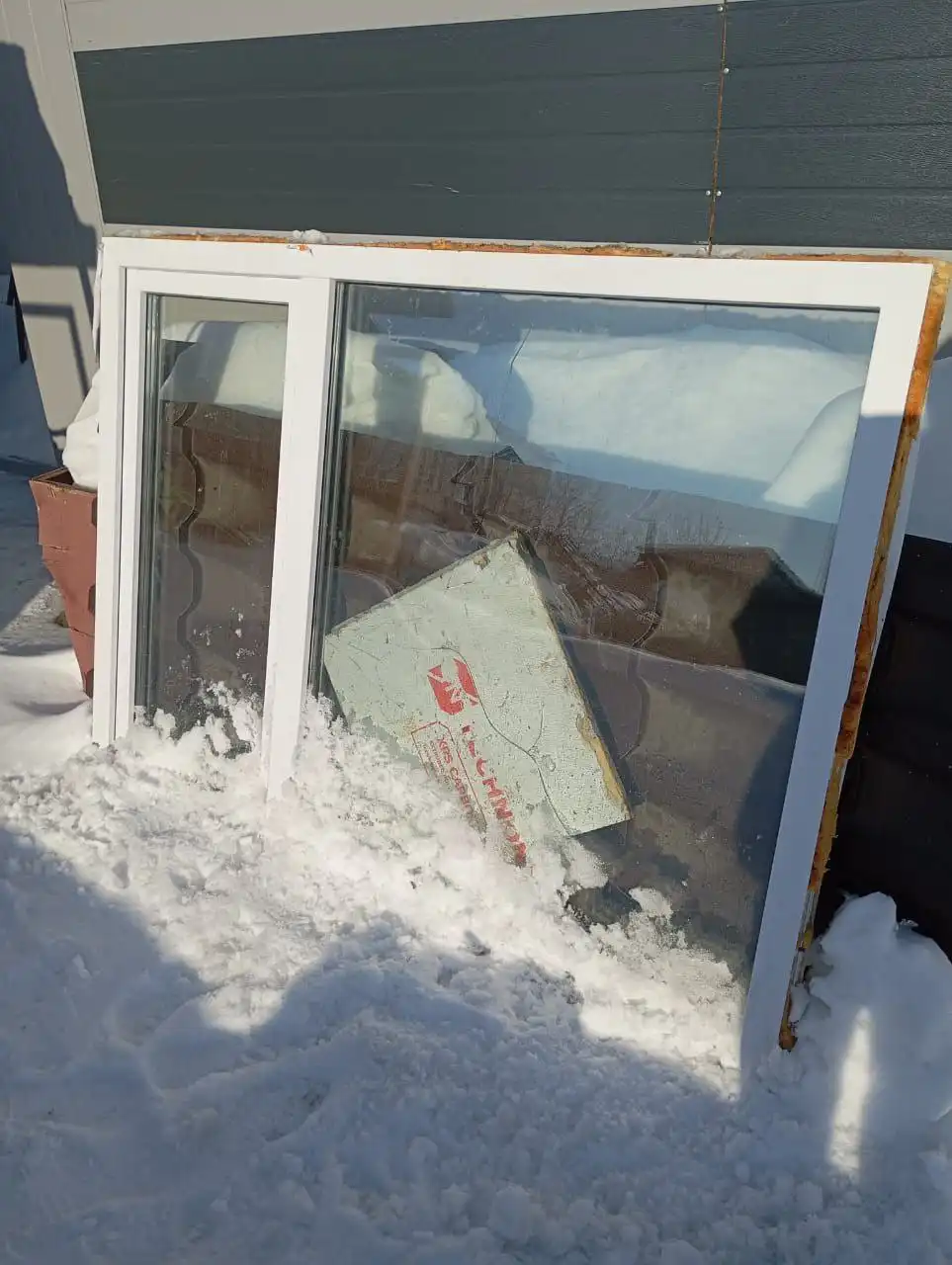 Продам большое окно 140×180 с трещиной на пакете - Окна (Барахолка) в Барнаул