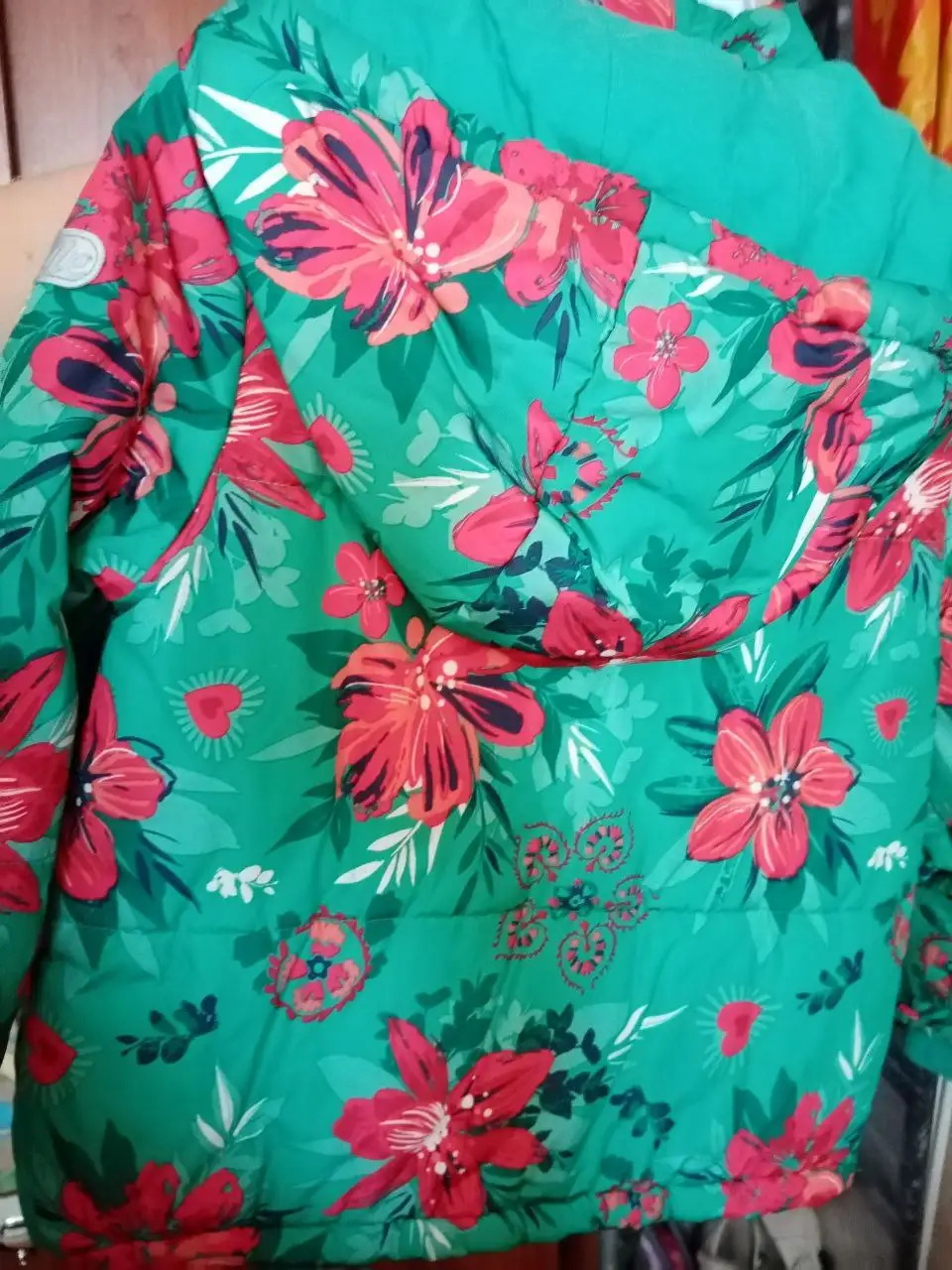 Продажа демисезонной курточки в нормальном состоянии - Верхняя одежда (Одежда) в Барнаул