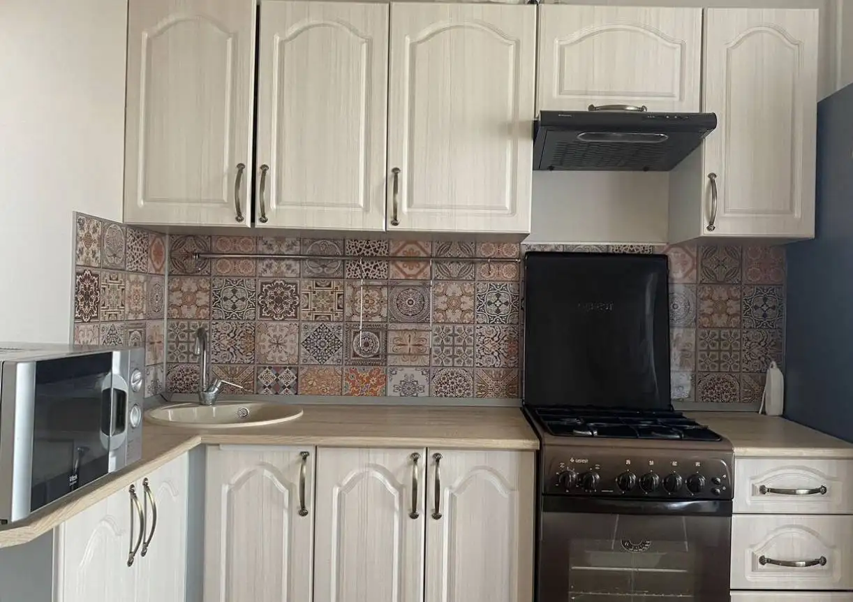 Продам кухонный гарнитур с газовой плитой и вытяжкой - Кухонная мебель (Для дома и дачи) в Барнаул