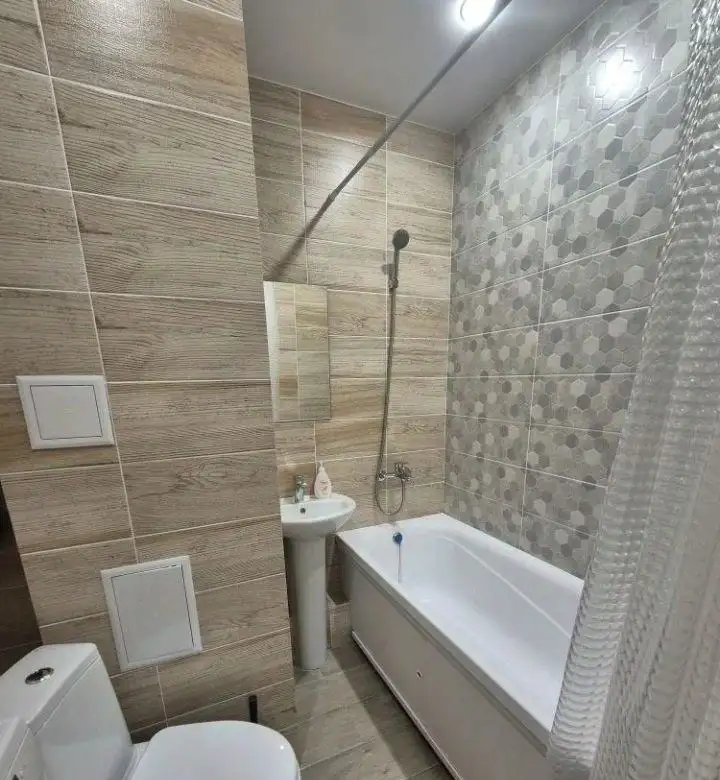 Сдается комната с лоджией в новом доме на Ядринцева 95 - Аренда комнат (Недвижимость) в Барнаул