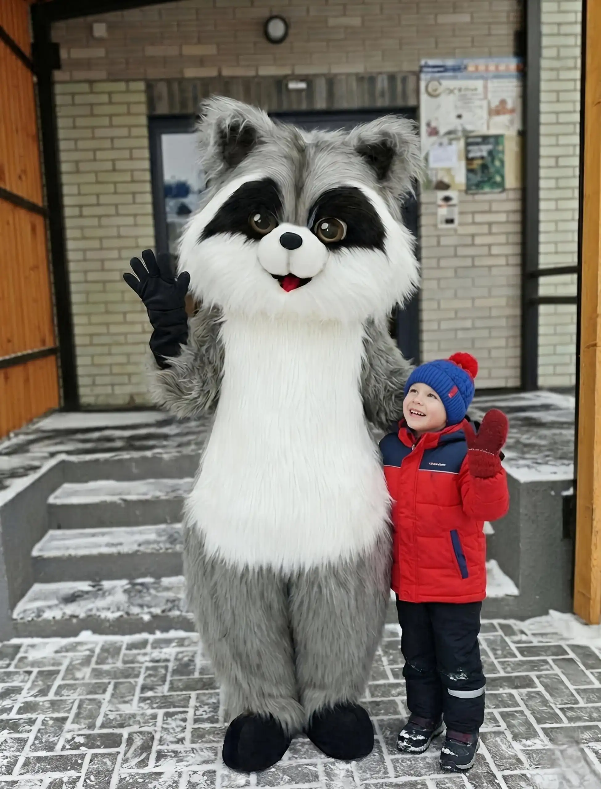 Продажа ростовых кукл Енота и Панды - Карнавальные костюмы (Хобби и отдых) в Барнаул