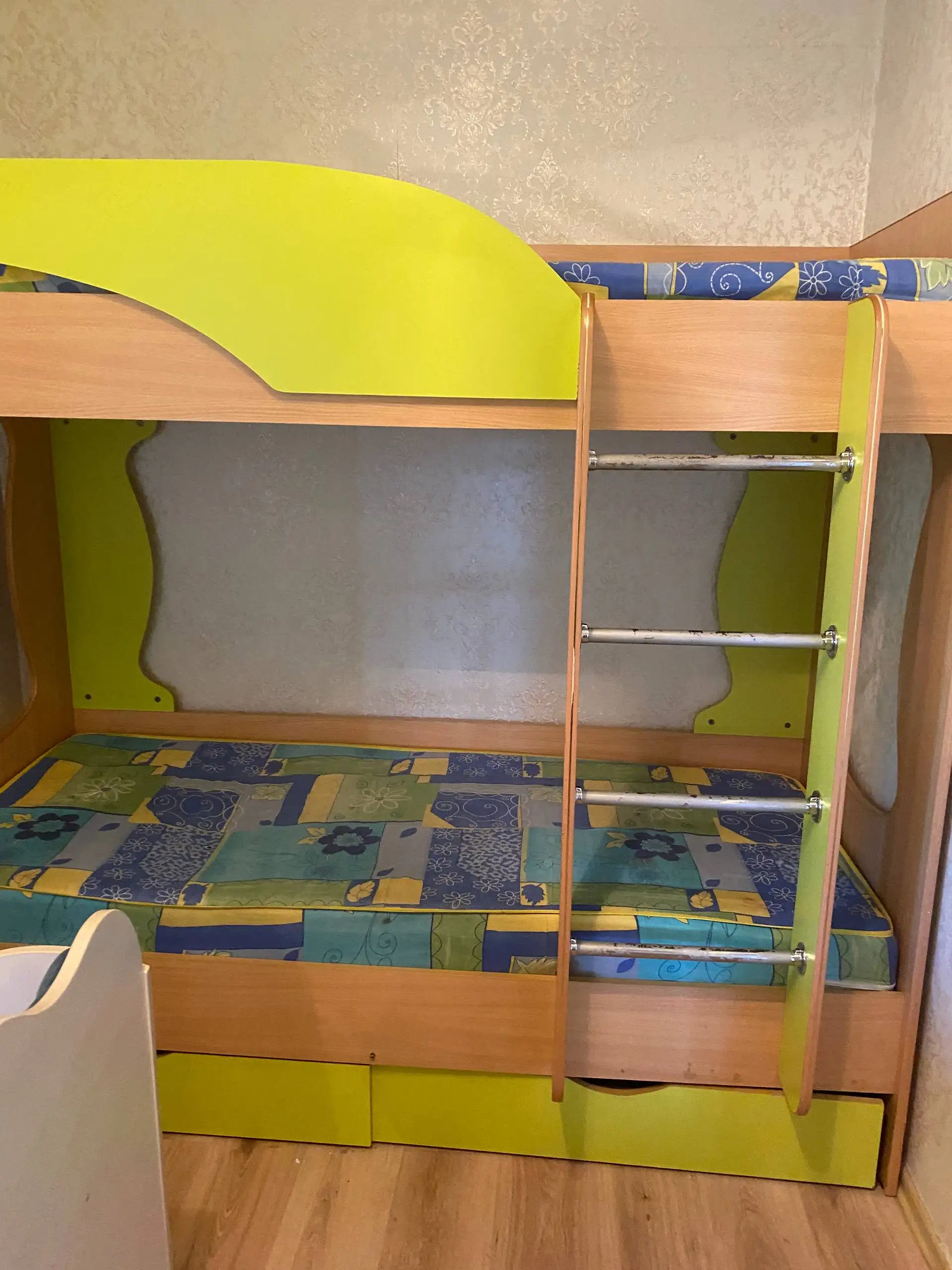 Продам двухъярусную детскую кровать в сборе с матрасами - Кроватки (Товары для детей) в Барнаул