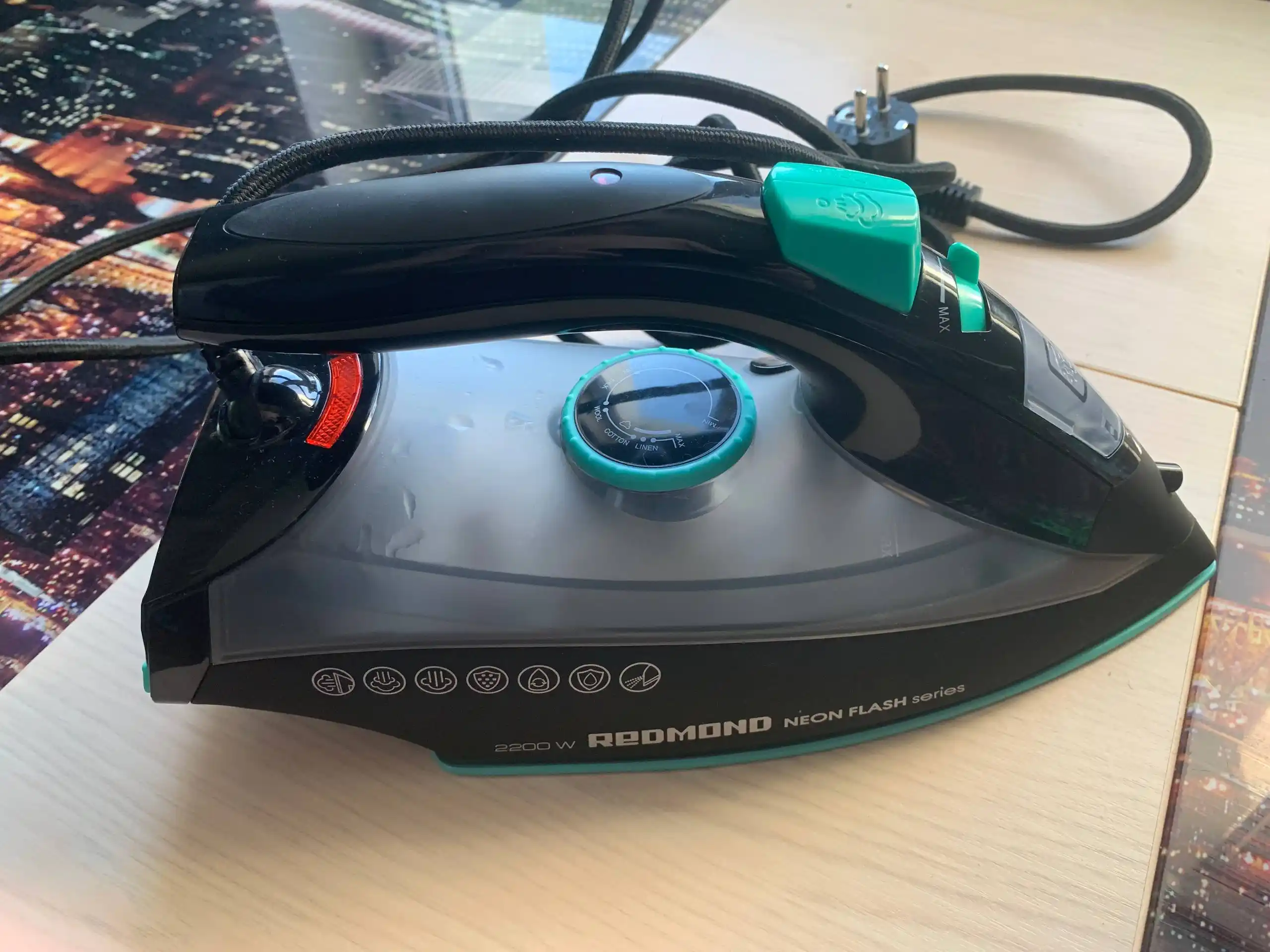 Продам утюг Redmond
