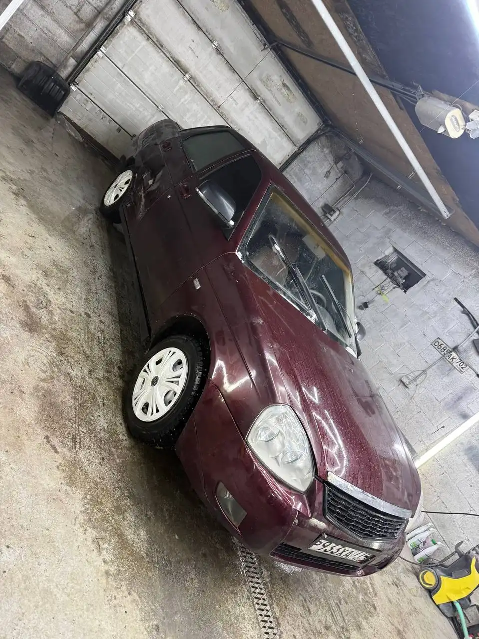 Автомобиль 2007 года на полном ходу