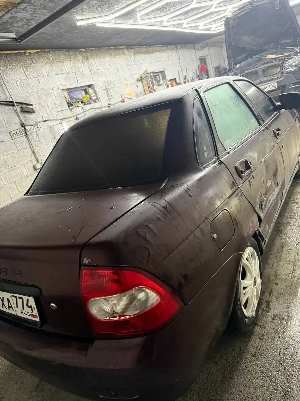 Автомобиль 2007 года на полном ходу