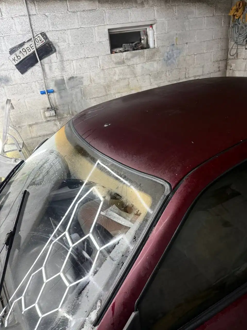 Автомобиль 2007 года на полном ходу