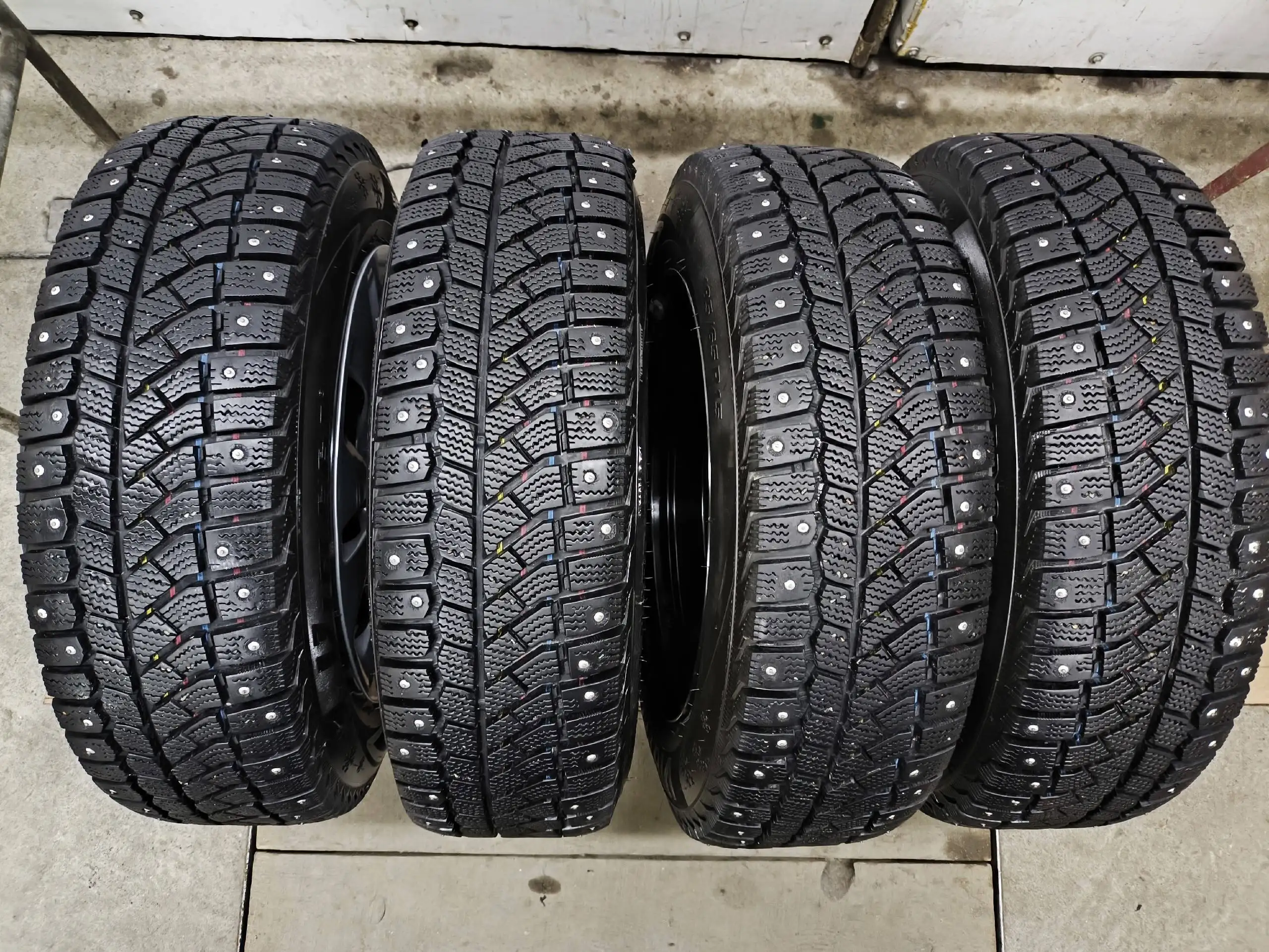 Продам комплект колес 185/65 R15 оригинал Kia Rio/Solaris - Запчасти (Авто) в Магнитогорск