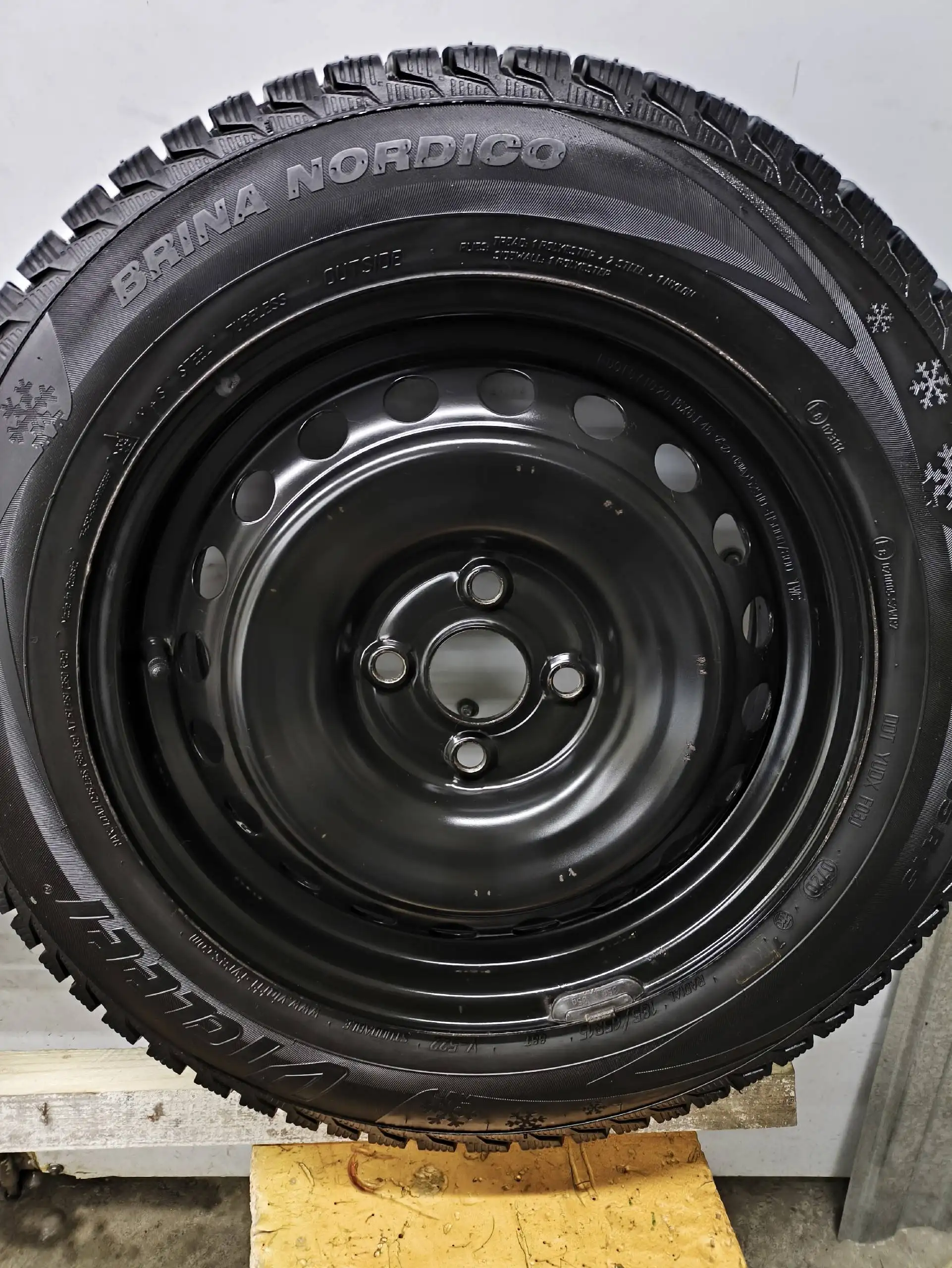 Продам комплект колес 185/65 R15 оригинал Kia Rio/Solaris - Запчасти (Авто) в Магнитогорск