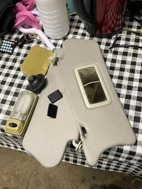 Потолок белый ВАЗ 2110 с плафоном и козырьками - частное объявление в Магнитогорск