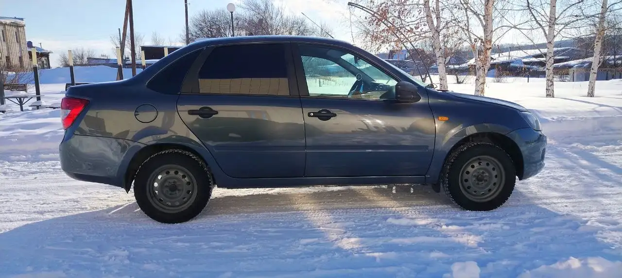 Продажа автомобилей Гранта 2015 и Королла 2013 - Легковые автомобили (Авто) в Магнитогорск