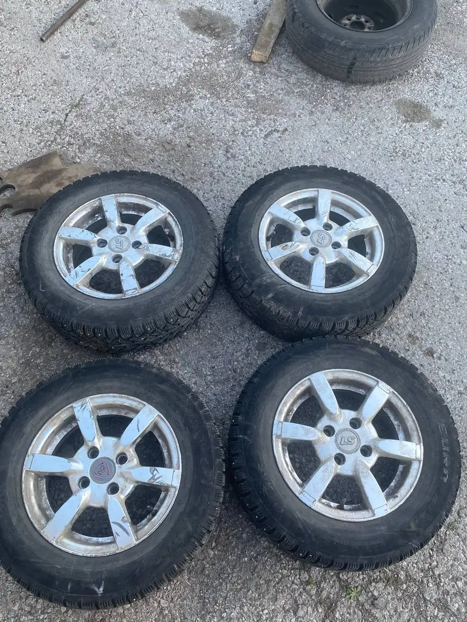 Продам литые диски R13 с зимней резиной - Диски (Авто) в Магнитогорск