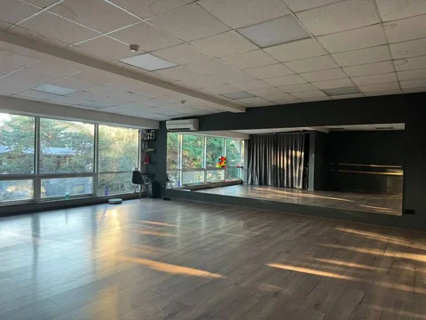 Сдам в субаренду зал для танцев, йоги и творческих практик - Недвижимость в Сочи