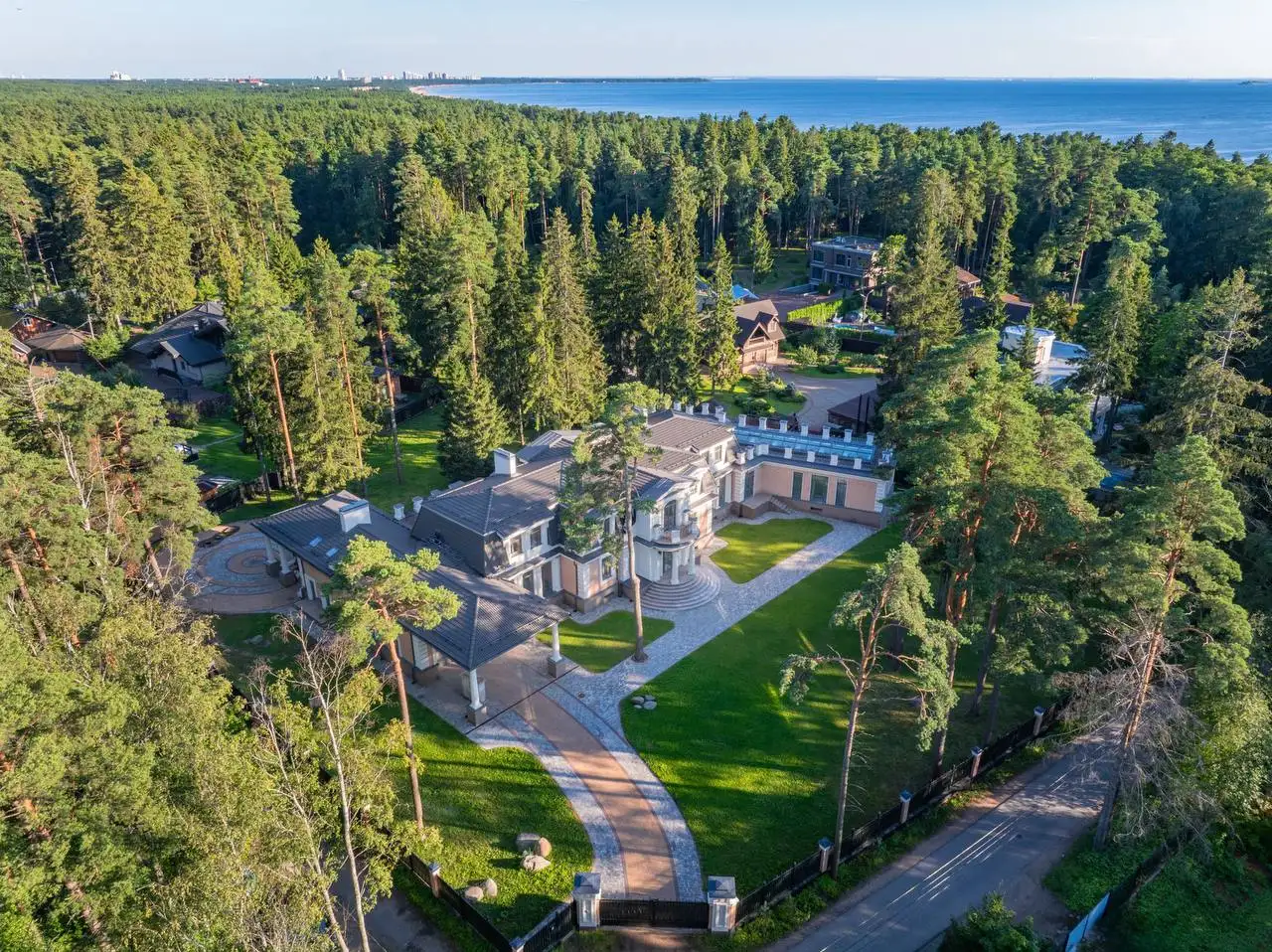 Роскошное дворцовое поместье 1633м2 на берегу Финского залива в Курортном районе - Недвижимость в Солнечное