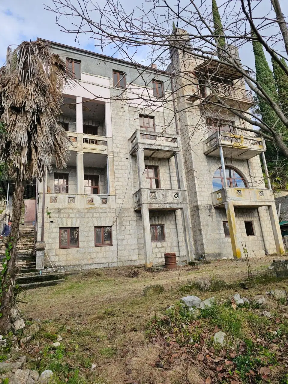 Продажа трехэтажного дома на берегу Черного моря в Гагре - Дома и коттеджи (Недвижимость) в Гагра