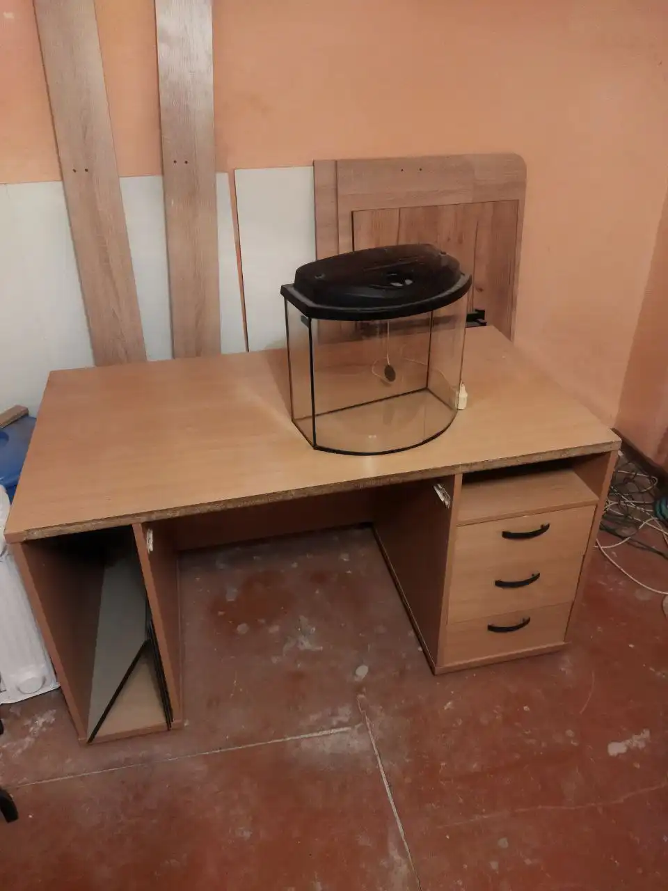Продажа стола и аквариума