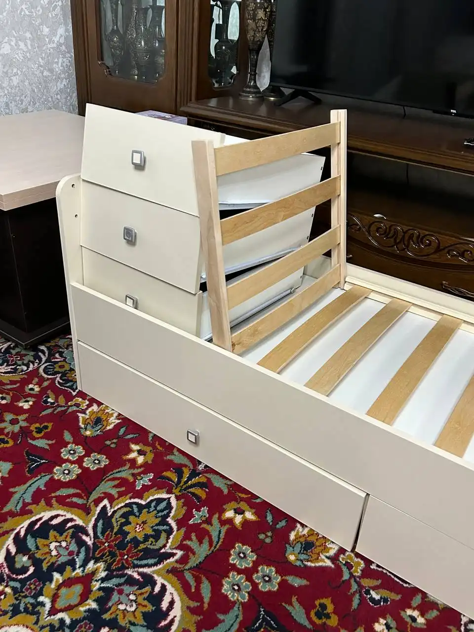 Детская кроватка с комодом и ящиками