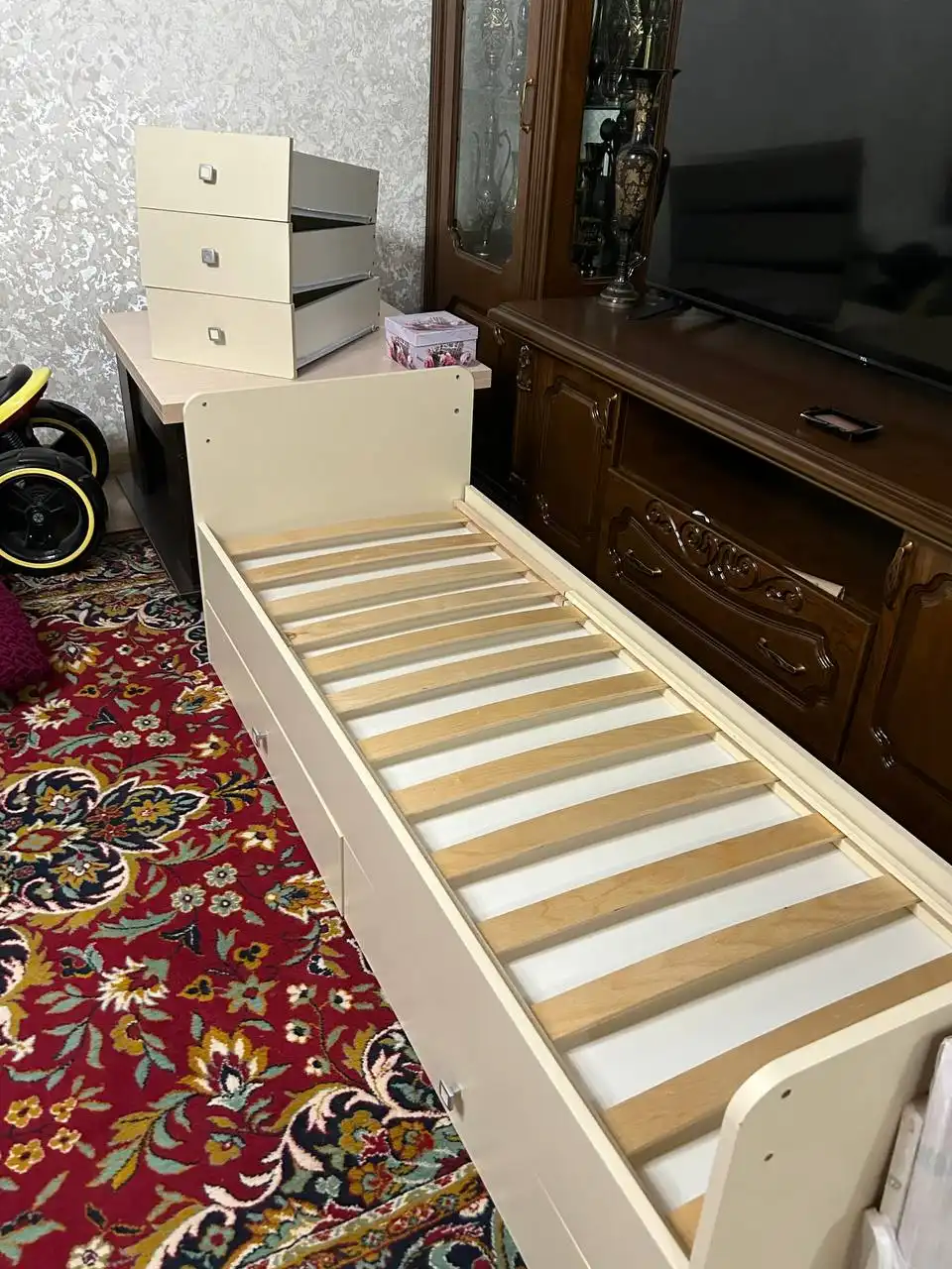 Детская кроватка с комодом и ящиками