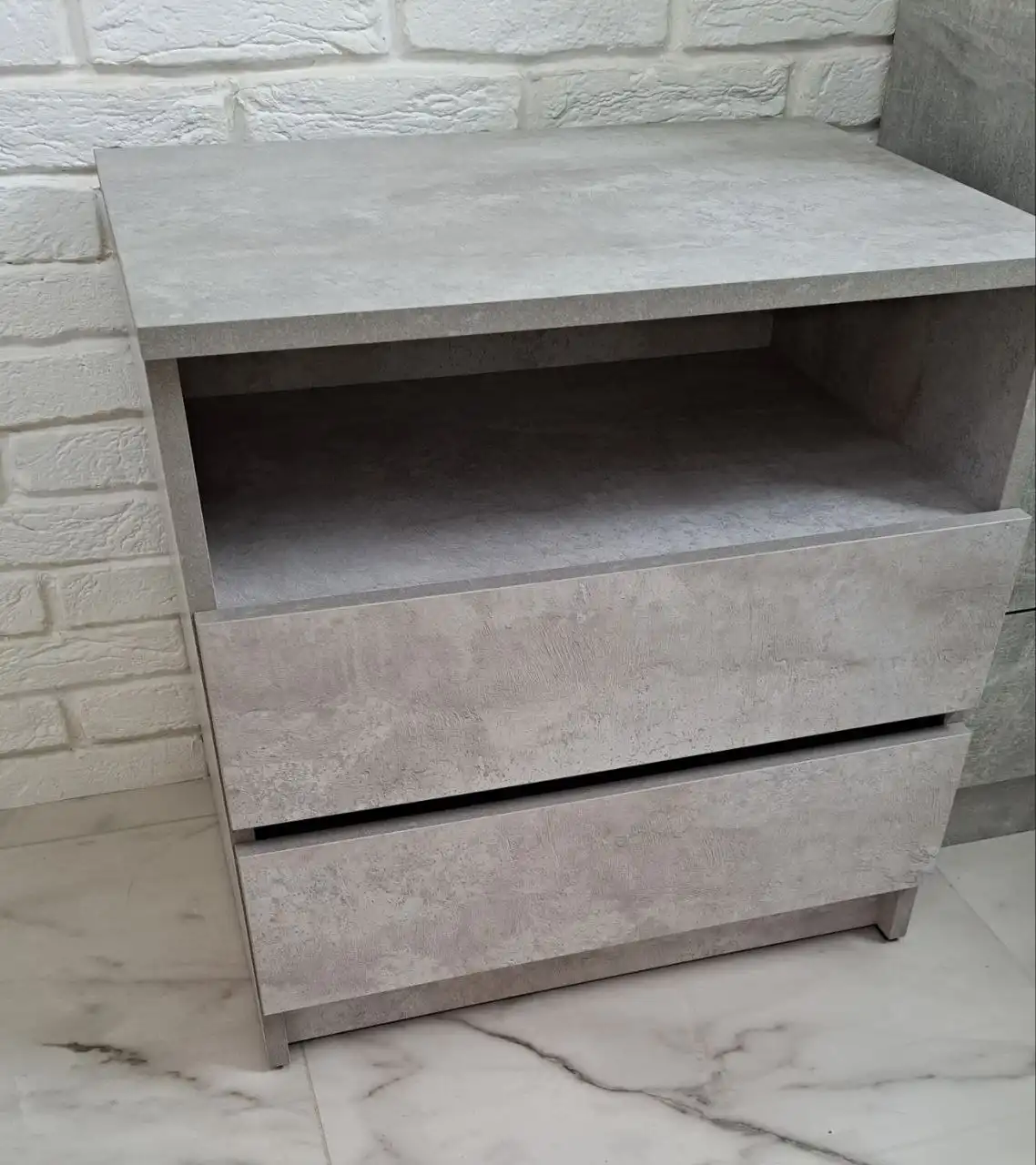 Тумбочка бетонного цвета с голубоватым оттенком