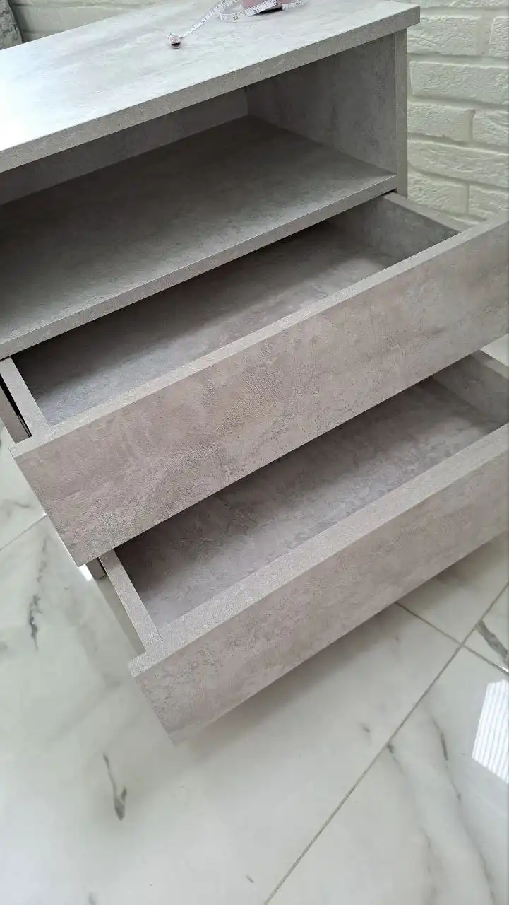 Тумбочка бетонного цвета с голубоватым оттенком