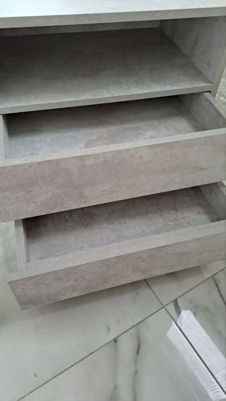 Тумбочка бетонного цвета с голубоватым оттенком