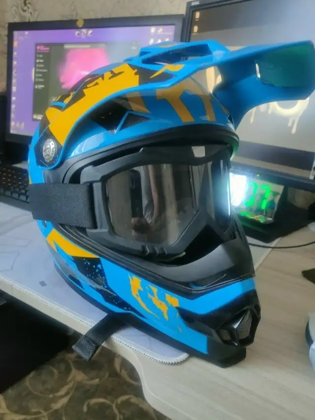 Продам кроссовый шлем Racer с очками - Мотоэкипировка (Хобби и отдых) в Симферополь