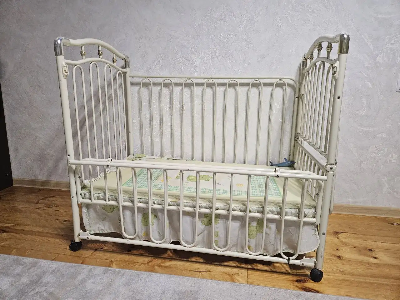 Продам детскую кроватку, матрас и подушку - Детская мебель (Товары для детей) в Симферополь