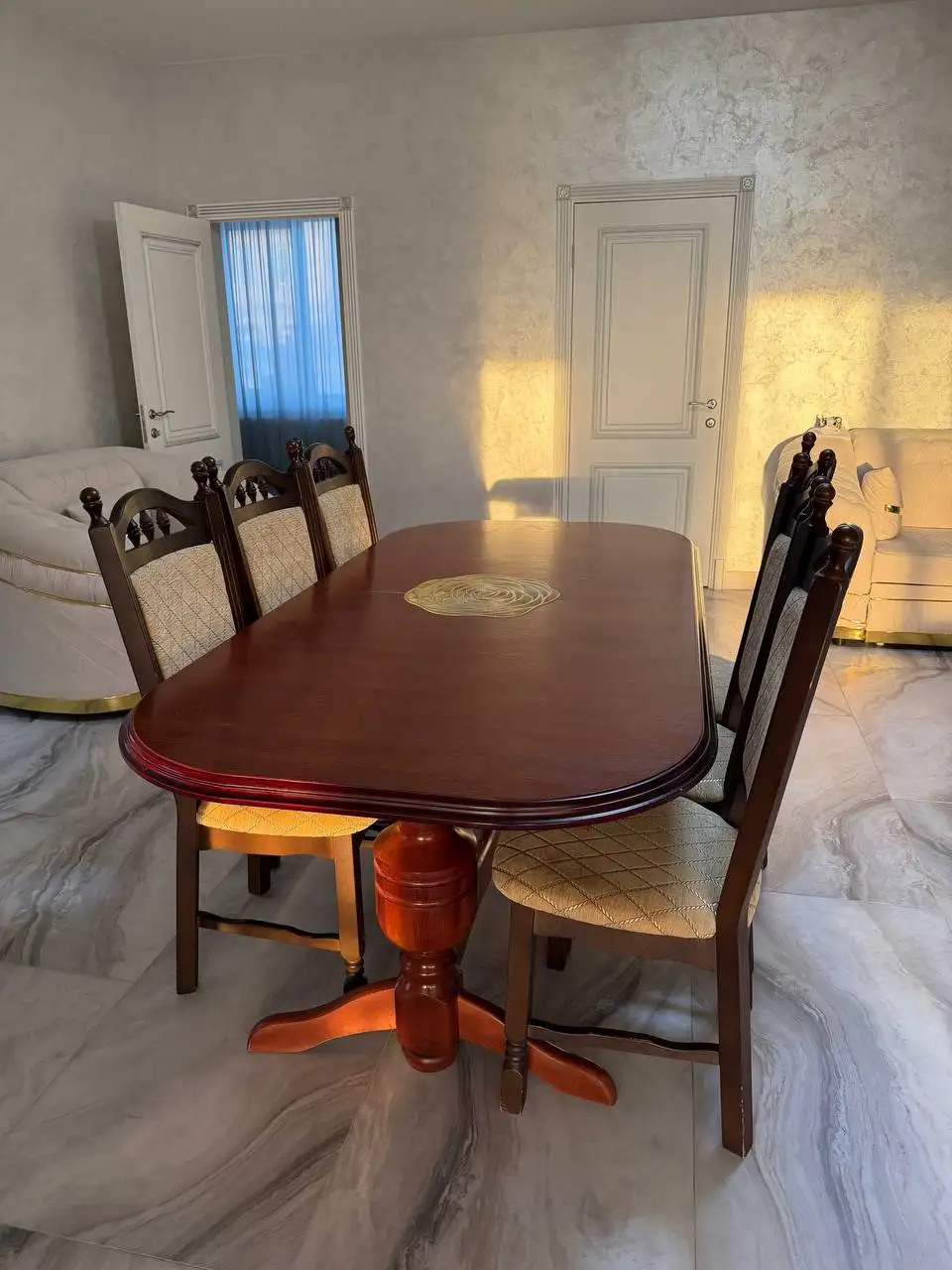Комплект мебели: овальный стол с раскладным механизмом и шесть стульев - Мебель (Для дома и дачи) в Симферополь