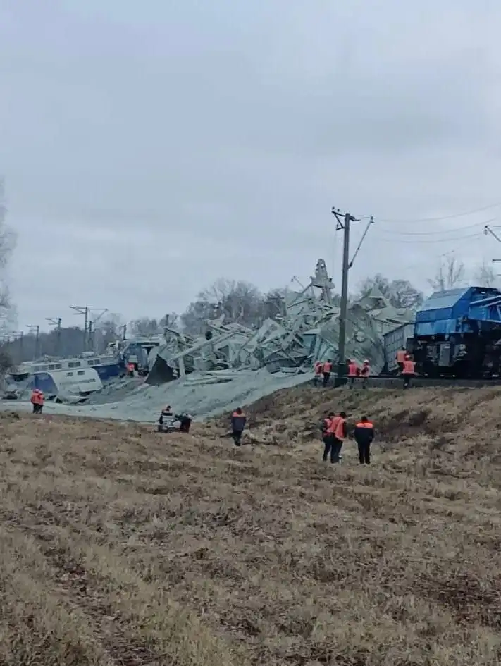 Локомотив сошедший с рельсов под Коростенем