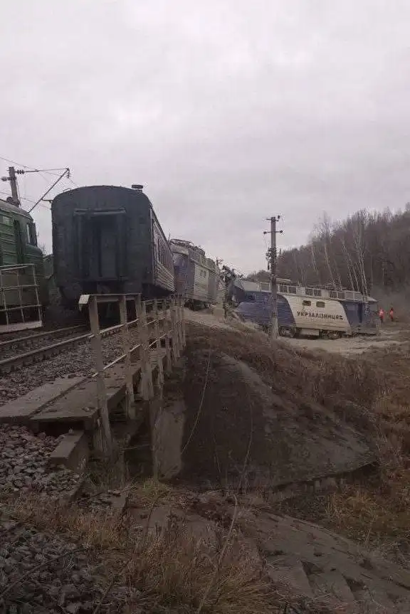 Локомотив сошедший с рельсов под Коростенем