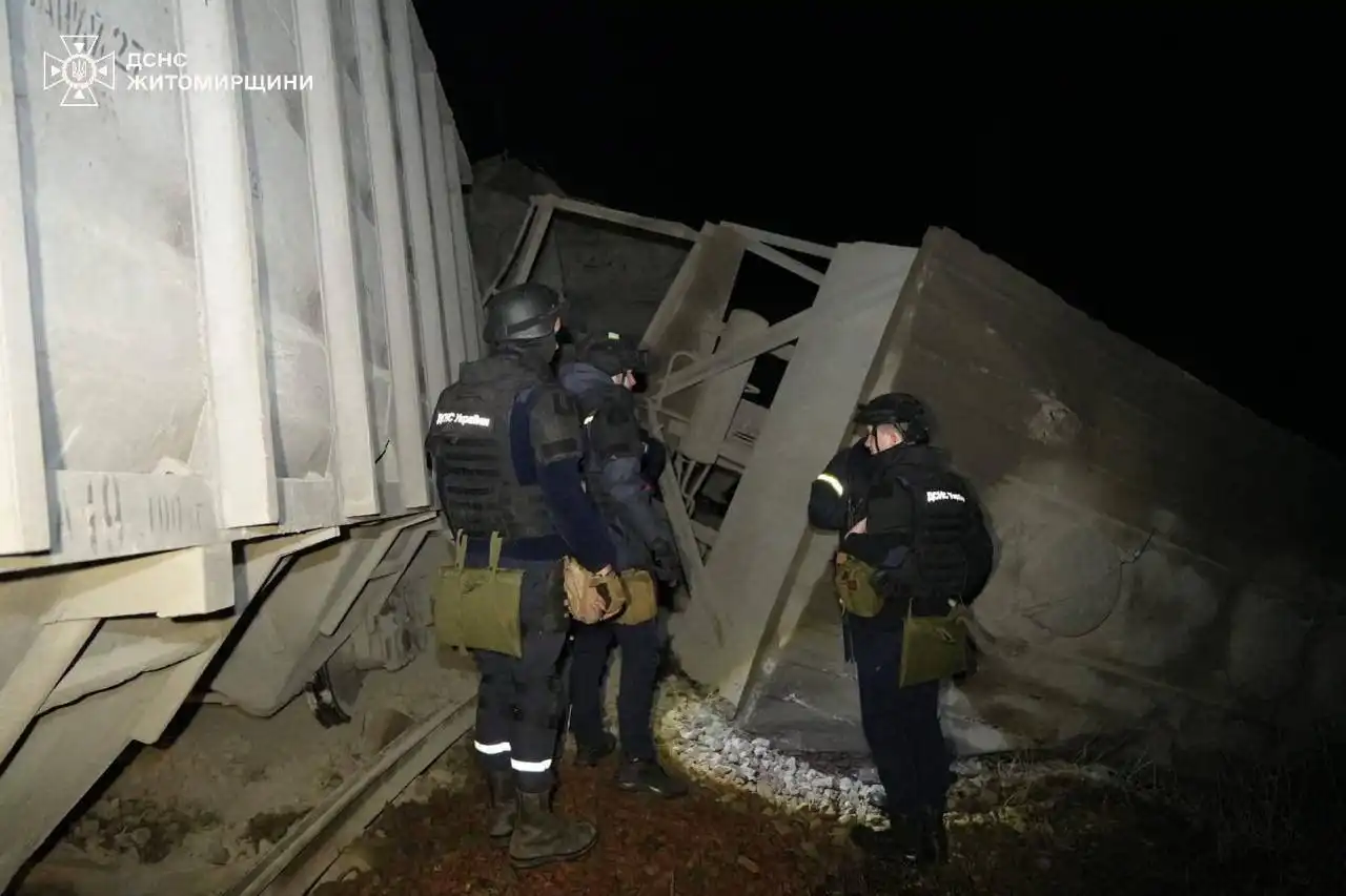 Локомотив сошедший с рельсов под Коростенем